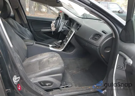 2015 Volvo S60 T5 Premier z USA, uszkodzony, nr VIN YV1612TB2F1307263